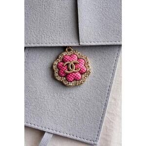 AUTHENTIC CHANEL - pink clover -zipper pull